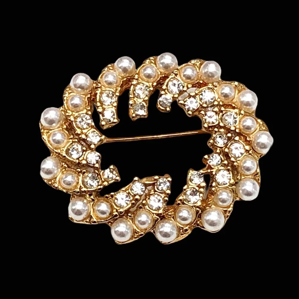 VINTAGE PEARL AND CLEAR CRYSTAL GOLD TONE OVAL BROOCH